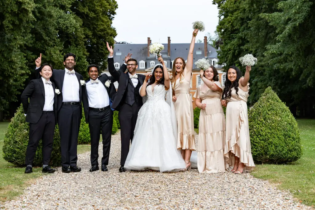 Photographe-mariage-Nancy-photo-de-groupes-fun-devant-le-chateau